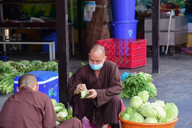 Continuing to support people in need in the Covid-19 pandemic of Hoang Phap Pagoda (series 4)